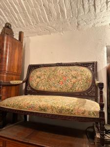 Divanetto liberty riccamente intagliato 
