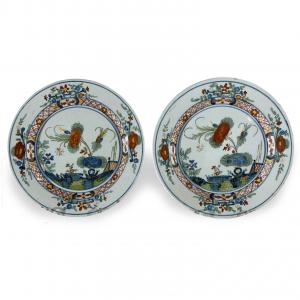 Pair of 18th Century Italian Majolica Plates with Carnation Decoration by Faenza Ferniani Manifactur