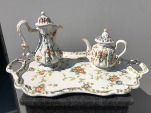 Serviço de chá/café com bandeja decorada com motivo floral. Fabricado por Antonibon, Nove di Bassano.