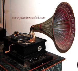 Alemanha 1880-95. Importante "protótipo de jukebox" arcaico, antigo gramofone de corneta operado por moedas, do fabricante Ernst Machov de Berlim.