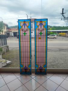 Coppia di vetrate cattedrale rilegate al piombo primo 900- H.183 cm-L.41 cm