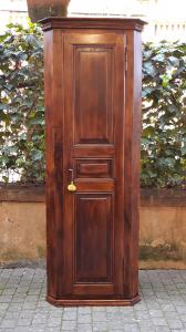 Antike Eckvitrine aus emilianischer Lärche