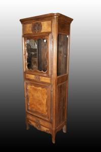 Vitrine provençal de 1800 em nogueira e folheado de nogueira com entalhes