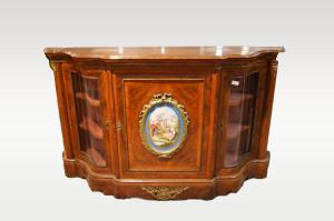 Servante im englischen Louis-XV-Stil aus Nussbaumwurzelholz mit Sevres-Medaillon aus dem 19. Jahrhundert