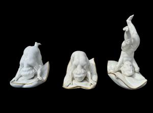 Serie de tres amorcillos en porcelana blanca con remates en oro. Manufactura Ginori-Capodimonte.
