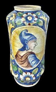 Grande vaso albarello in maiolica con medaglione raffigurante un guerriero. Manifattura di Bartolo. Caltagirone.