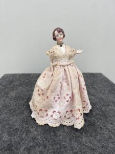 Female figurine in porcelain - food cover. France.