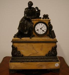 Antike französische Empire-Stil Tischuhr aus dem 19. Jahrhundert aus Bronze und gelbem Siena-Marmor