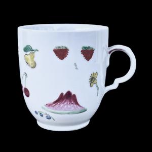 Xícara de porcelana ‘Masso Bastardo’ com decoração de flores e frutas. Ginori Doccia.