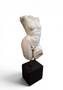 Torso virile in marmo bianco alla maniera antica