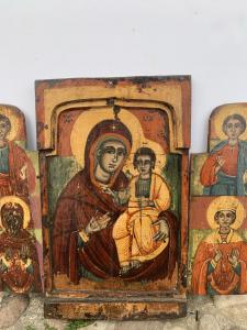 Griechisch-orthodoxer Maler (19. Jh.) - Tragbares Triptychon mit Madonna Hodegetria und vier Heiligen. - Foto 6
