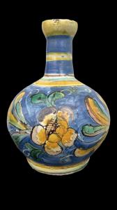 Vaso bottiglia in maiolica con decoro floreale.Caltagirone.
