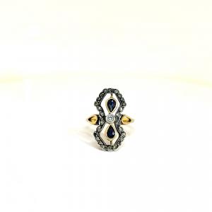Anello in oro con zaffiri e diamanti