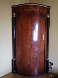 Venezianische Eckvitrine