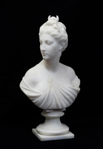 Scultura antica Neoclassica in marmo bianco statuario raffigurante Diana Cacciatrice. Francia XIX secolo.