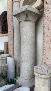 Gestockte Nembro-Marmorsäule