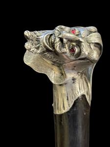 Stock mit Knauf aus massivem Silber, der einen geneigten Kopf von Mephisto darstellt, mit Augen aus Edelsteinen.
