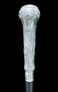 Bastone con pomolo globulare in argento e canna in palissandro.
