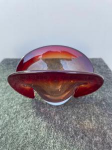Vaso ‘valva’ in vetro sommerso e iridato.Flavio Poli per Seguso,Murano.