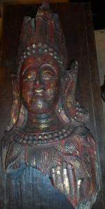 Grande fragmento de Bodhisattva policromático birmanês