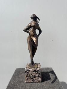 Scultura in bronzo con base in marmo raffigurante figura femminile.Firmata.
