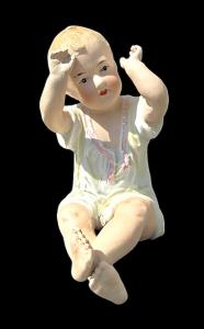 Porzellanfigur eines Kindes „Piano Baby“ aus polychromer Bisquitporzellan. Manufaktur Heubach, Deutschland.