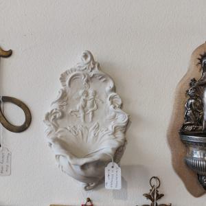 Acquasantiera in ceramica bisquit