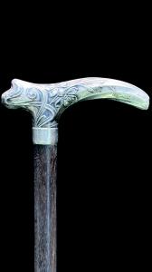 Bastone con impugnatura in argento con motivi art nouveau.
