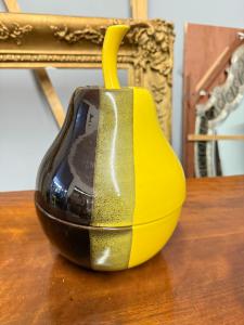Recipiente em cerâmica vintage em forma de pêra, anos 70, 31x25 cm, bicolor, em ótimo estado, sem marca.