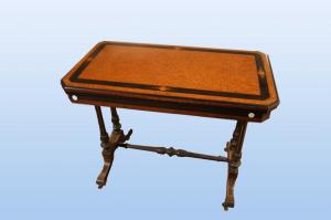 Mesa de jogo em raiz de olmo inglesa, estilo vitoriano do século XIX.