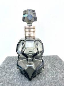 Bottiglia in cristallo sfaccettato stile art deco’con collo in argento.Punzone Sterling ( argento a titolo alto 925).USA.