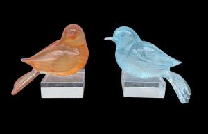 Paar schwerer getauchter Glasvögel mit einfacher Filigranarbeit. Plexiglasfuß. Toso-Manufaktur, Murano.