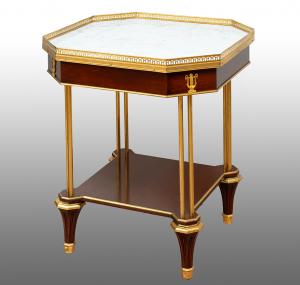 Tavolino antico ottagonale Napoleone III in mogano con innesti di elementi in bronzo dorato. Francia XIX secolo.