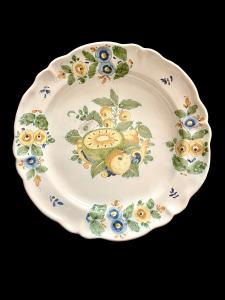 Majolica plate with floral decorations on the rim and a 'Baroque fruit' motif in the center. Bernardino Mordioni manufacture. Urbania.