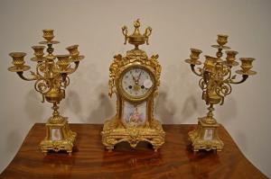 Conjunto triplo composto por um relógio e 2 castiçais de 5 braços em bronze dourado francês do século XIX