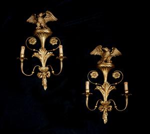 Coppia di applique antichi in legno dorato e intagliato. Francia XX secolo.