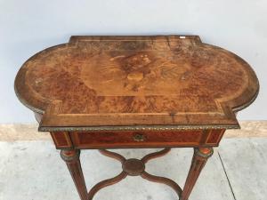 Eleganter Nussbaumtisch Napoleon III - Restauriert (in Arbeit)_car 2607