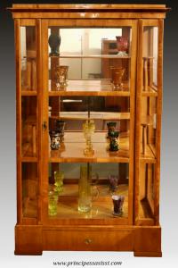 Viena, 1815-20 c.a., vitrine/cristaleira excepcionalmente rara do início do Biedermeier vienense, em condição íntegra, incluindo vidros e espelhos.