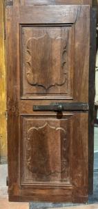 PTI755 - Porta antica in noce, con pannelli scolpiti mossi, epoca '700, luce cm L 79 x H 193 