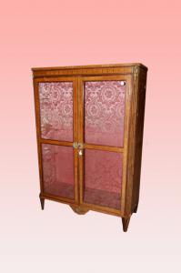 Linda vitrine francesa de mogno em estilo Luís XVI do século XIX