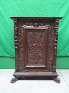 Credenza in noce finemente scolpita XIX secolo Lombarda