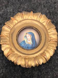 Miniatura raffigurante la Madonna con cornice in legno intagliato e dorato.