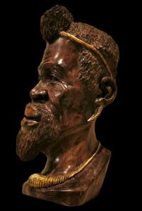 Grande Escultura de Madeira do Século XIX: Cabeça de Africano com Decorações Douradas