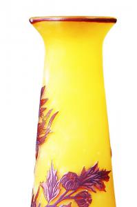 Vase aus mattem Glas im Gallé-Stil