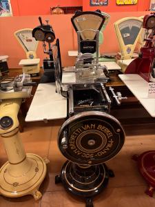 Affettatrice Berkel modello 7 Restaurata nera con piedistallo 