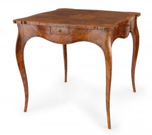 Mesa de jogo Luís XIV folheada a madeira violeta, Gênova, primeira metade do século XVIII.