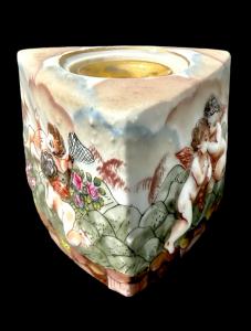 Calamaio em porcelana triangular com relevo historiado. - Foto 5