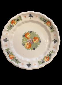 Lobbed-edge majolica plate with fruit decoration. Pasquale Antonibon. Nove di Bassano.