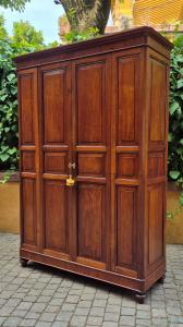Antiker Kirschholz-Schrank mit Paneelen