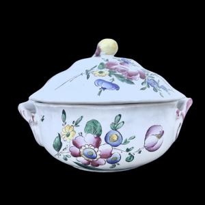 Taça de maiolica com tampa em formato de fruta, alças rococó e decoração de rosas da manufatura Ferretti, Lodi.